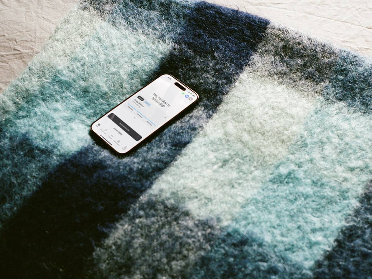 Mobiltelefon ligger på en blårutig filt