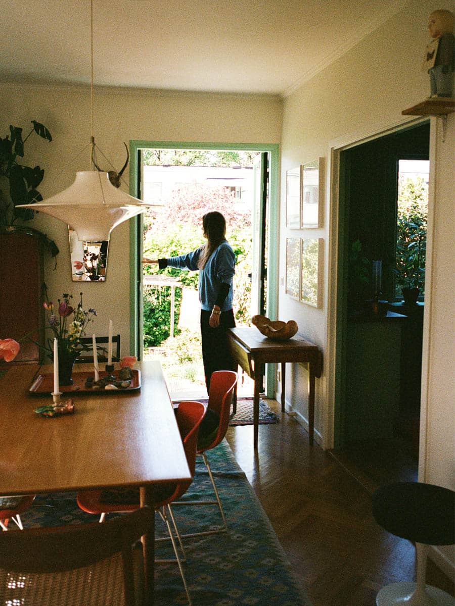 Person står vid dörröppning i en villa